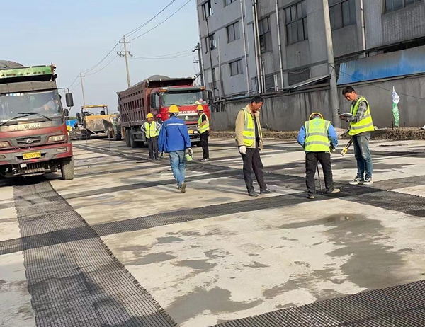 水满乡老材料的新故事：玻璃纤维土工格栅如何在‘白改黑’浪潮中重获新生？