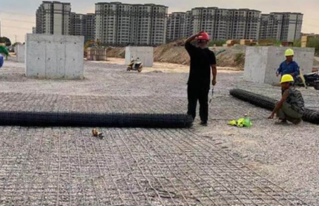 水满乡土工格栅铺设前地基要怎么处理？